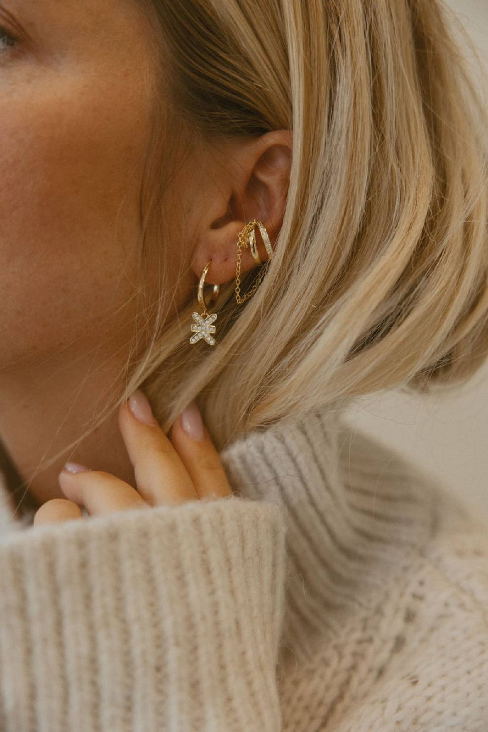 Karo Kauer PRE ORDER Logo Hoops Sparkle Gold Neueste Stile
