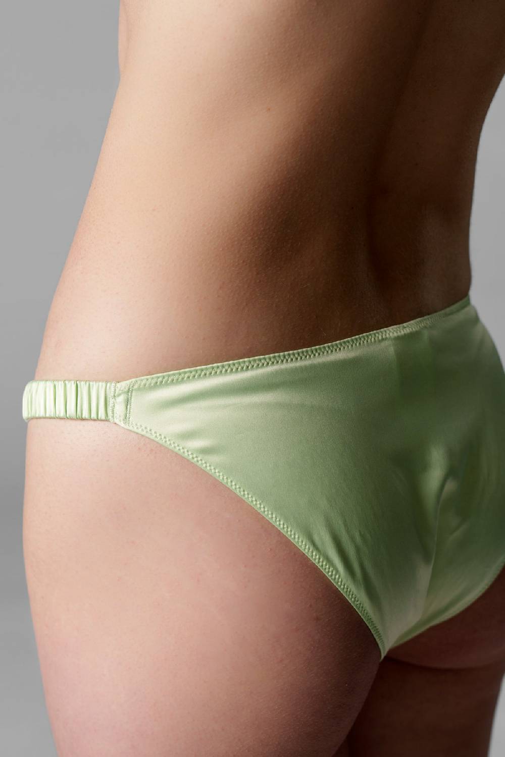 Karo Kauer Satin Slip Matcha Begrenztes Angebot