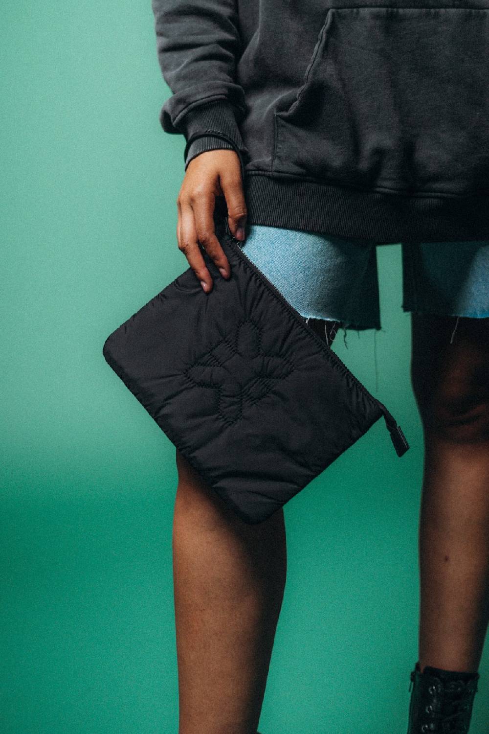 Karo Kauer Clutch Logo Nur noch ein Tag übrig