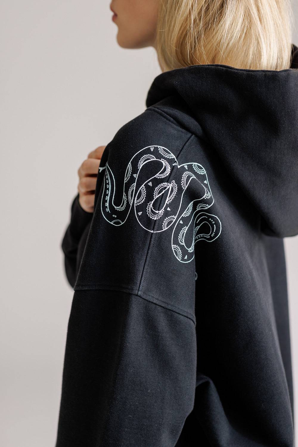 Karo Kauer Hoodie Faded Black Nur für heute