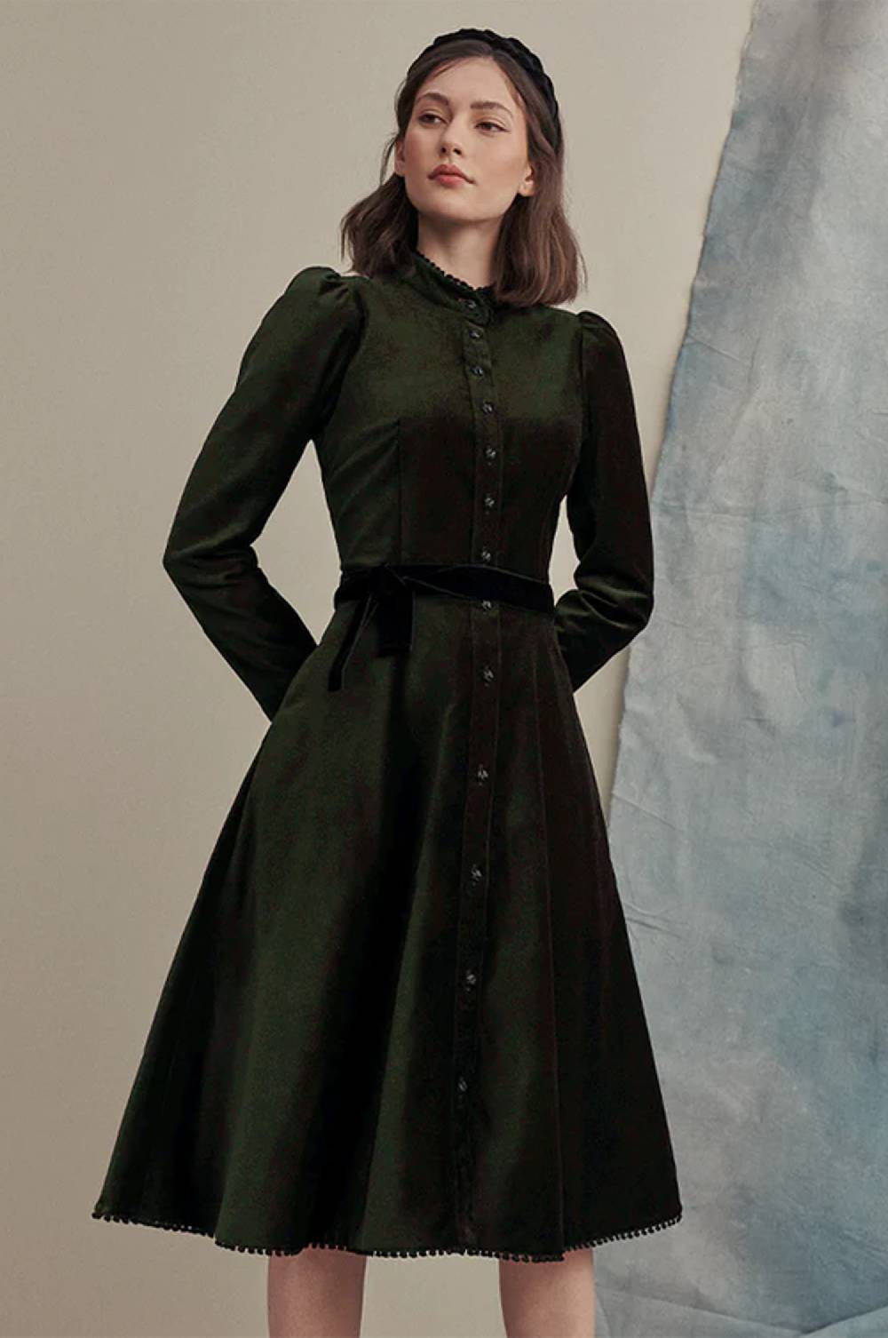 Kinga Mathe Samtkleid Ann in Olive Blitzangebot
