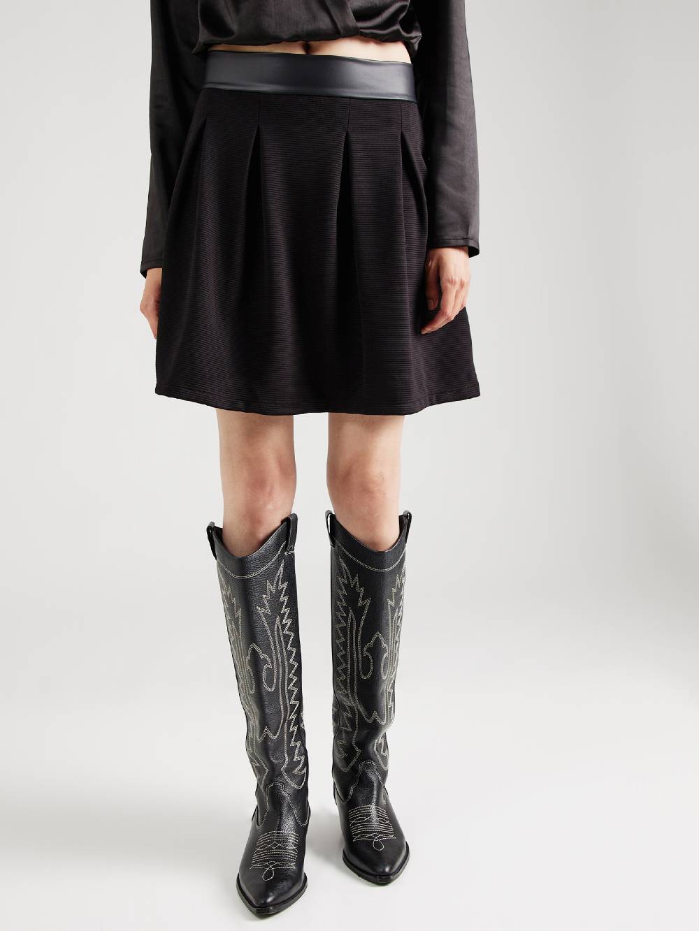 ABOUT YOU Skirt 'Letizia' in Black 50% Rabatt mit kostenlosem Versand