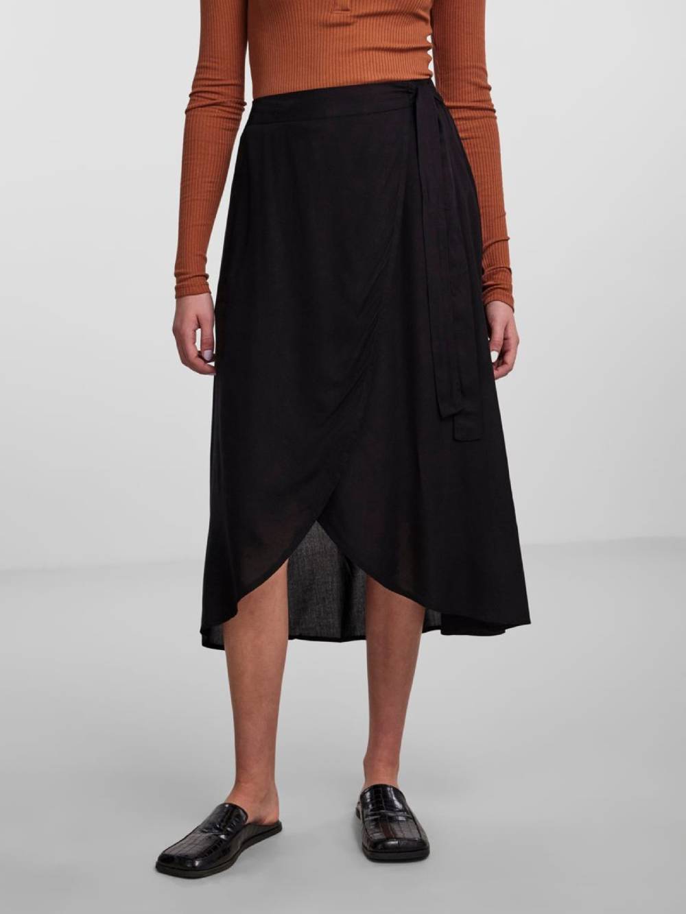 PIECES Skirt 'Tala' in Black Schlussverkauf