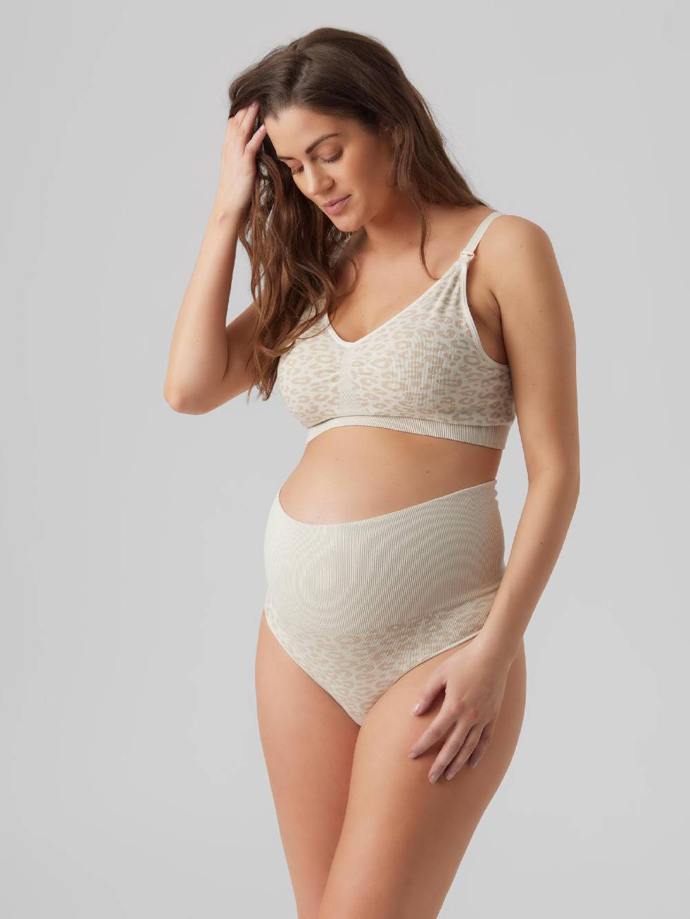 MAMALICIOUS T-shirt Nursing Bra 'SHELBY' in White Kostenloser Versand international