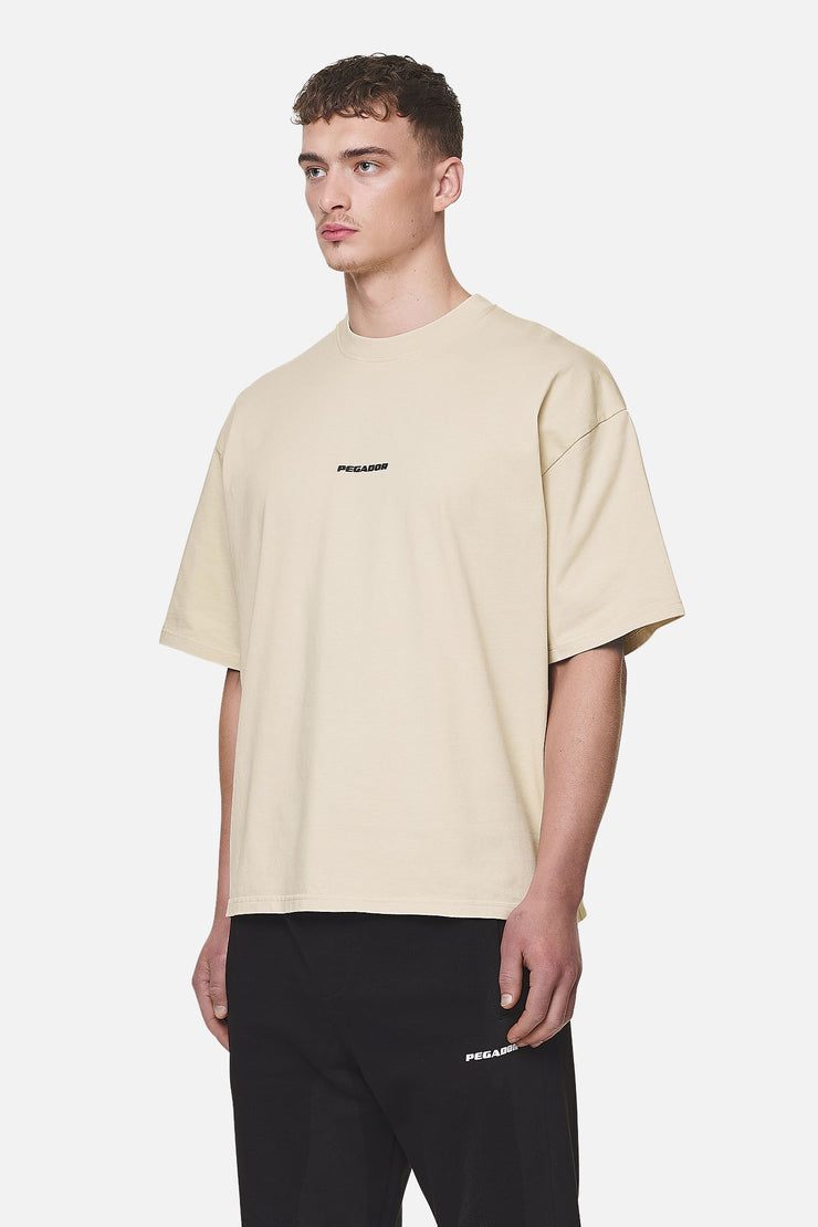 Pegador Logo Boxy Tee Washed Desert Sand Black Gum Räumungsverkauf