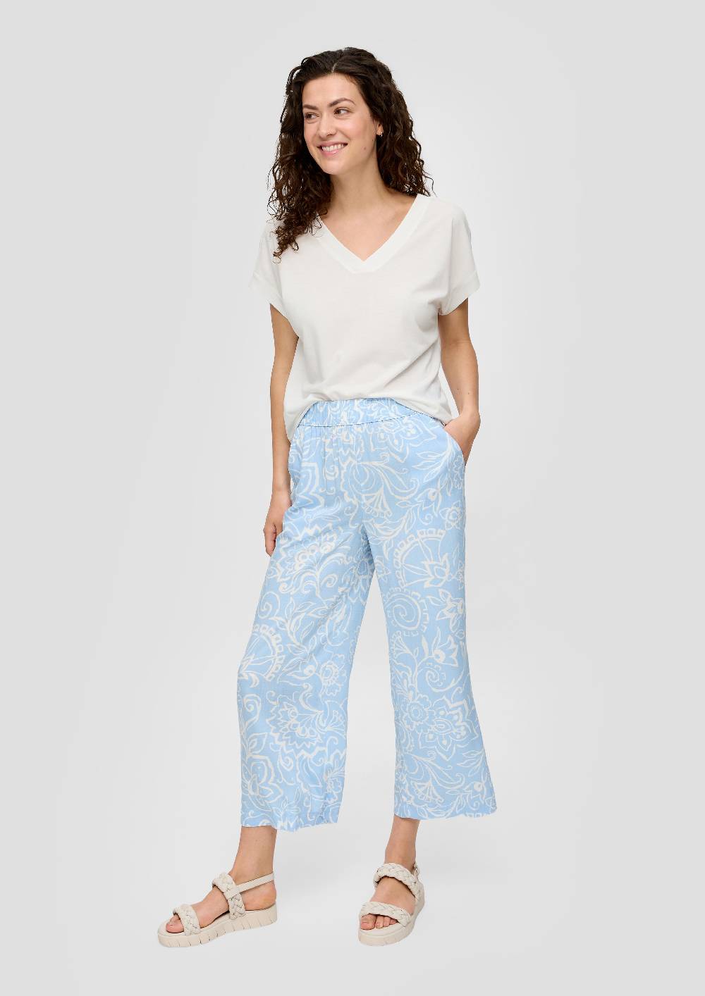 S.Oliver Relaxed-Fit-Shirt mit V-Ausschnitt und gekreuztem Riemen-Detail am Rücken Limitierter Zeitrabatt